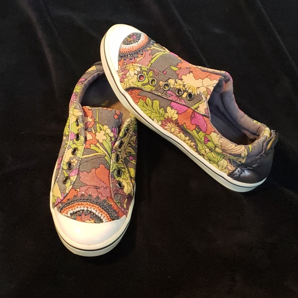 SAKROOTS SLIP-ON CANVAS FLORAL SNEAKER SHOES